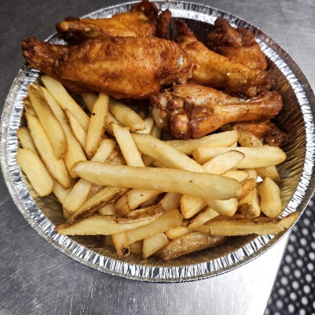 Chicken Wings With Fries